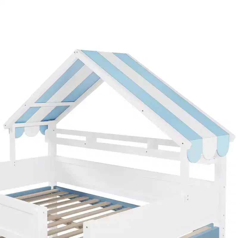 Lit mezzanine pleine grandeur avec toit en toile rayée, étagères de rangement